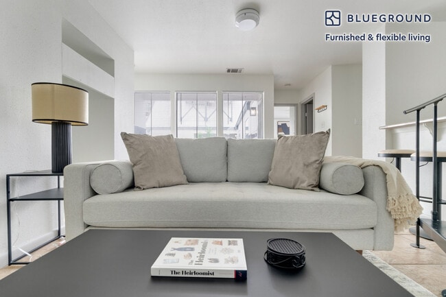 Building Photo - 201 E 4th St