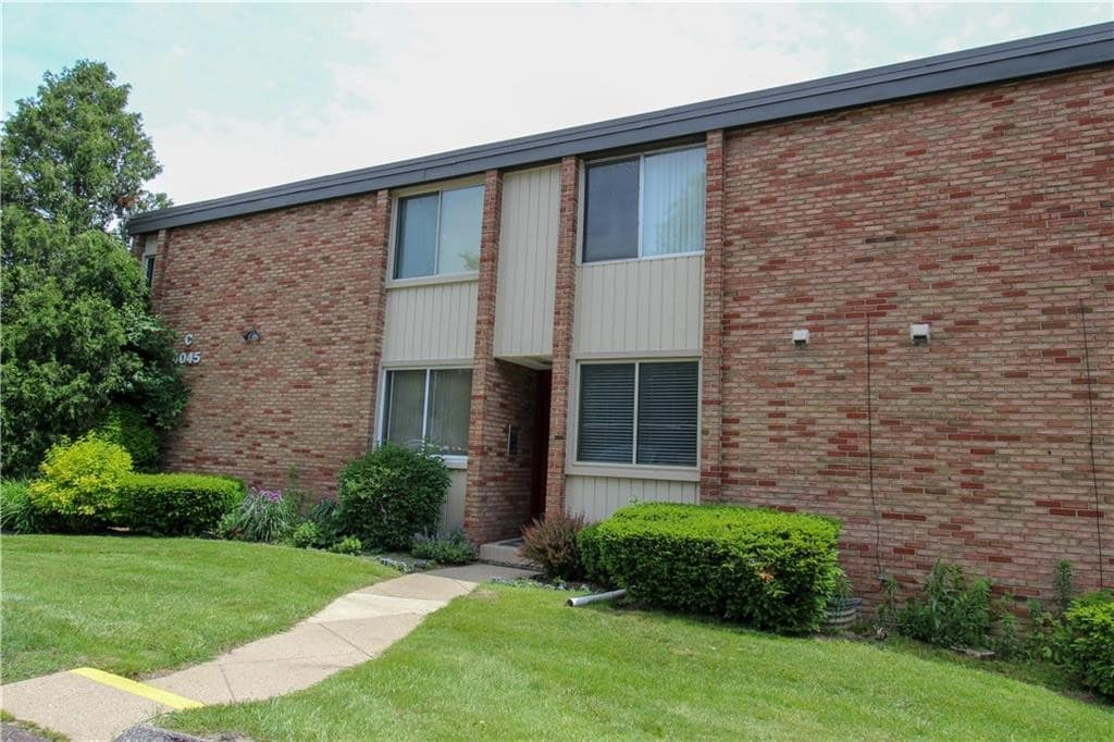 Primary Photo - 4045 W Maple Rd