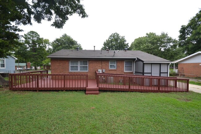 Foto del edificio - Ranch 3 bed 2bath Garage Fenced back yard - near Whitewater Center/I-485