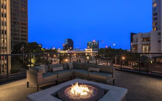 Building Photo - 3380 Peachtree Rd NE