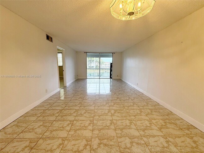 Foto del edificio - 8970 S Hollybrook Blvd