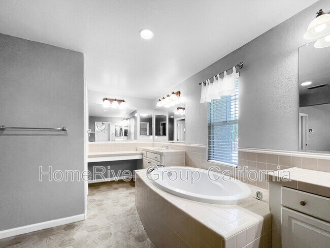 Foto del edificio - 2151 Sterling Dr