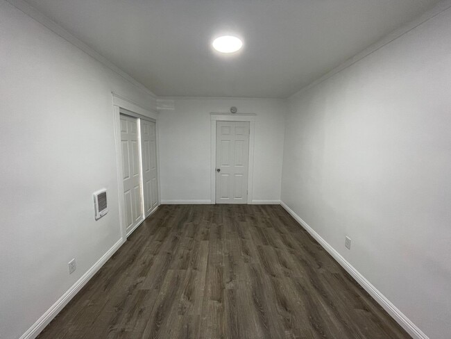 Foto del edificio - 417 W 10th St