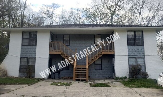 Building Photo - 3 Units Available!!-2 Bed/1 Bath Beautiful...