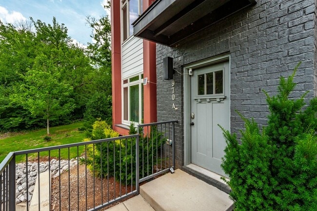 Building Photo - 970 Youngs Ln