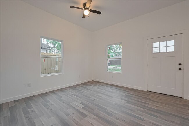 Building Photo - 9003 Hilda St