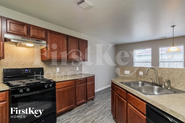 Foto del edificio - 430 Remington Creek Dr