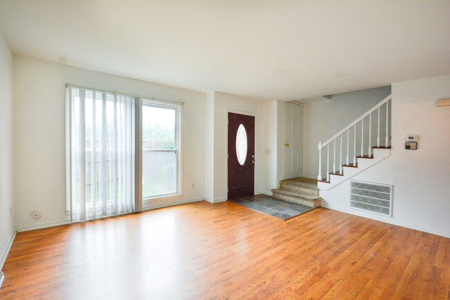 Building Photo - Adorable Townhouse in Rosemead Subdivision