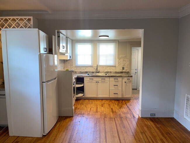 Building Photo - Must see this Adorable 2 bedroom 1 bath ho...