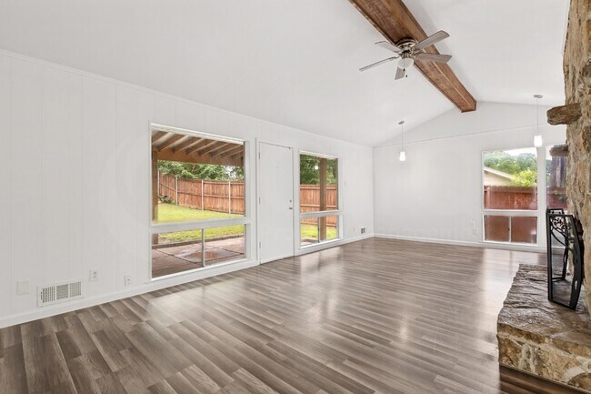 Foto del edificio - 4315 Woodstock Dr