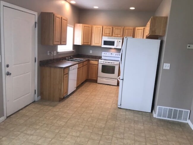 Building Photo - West Park Town House #71