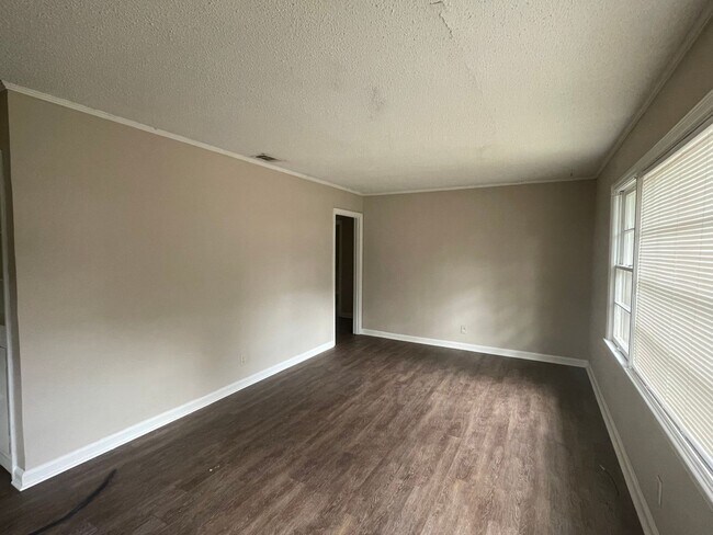 Building Photo - 3 Bedroom/1 Bath Home