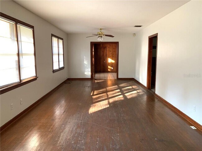 Building Photo - 2076 S Grandview Ave