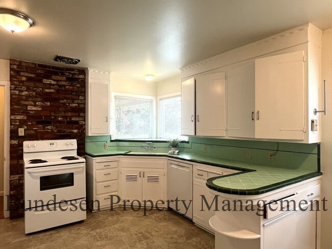 Building Photo - 3237 Midway Dr