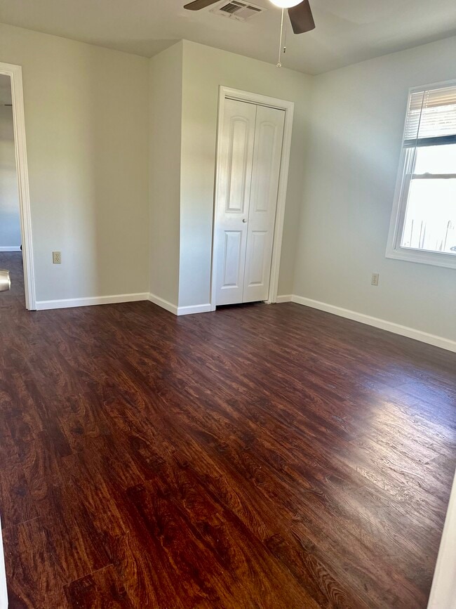 Building Photo - 5128 Oak Dr
