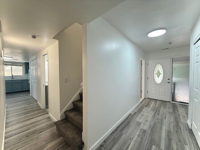 Foto del edificio - 3 Bedroom Home in Holladay Available August 1st