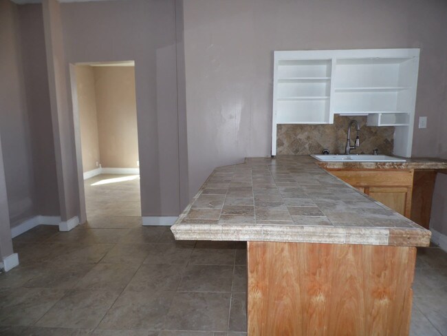 Building Photo - 528 S Fountain Ave