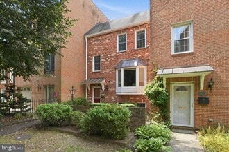 Building Photo - 6924 Mclean Park Manor Ct