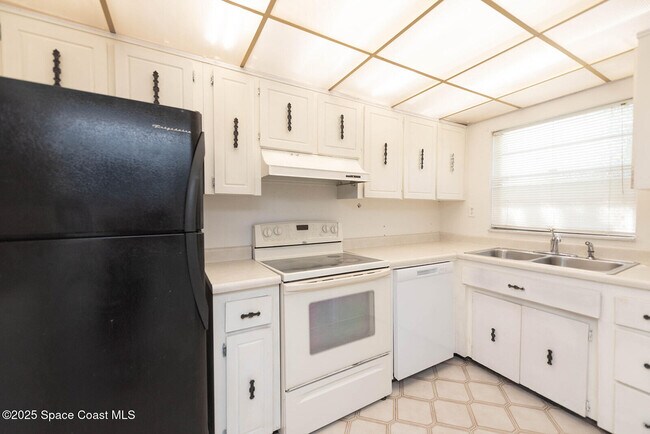 Building Photo - 2511 Country Club Dr