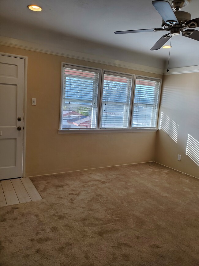 Entry and living room windows - 1412 Amapola Ave