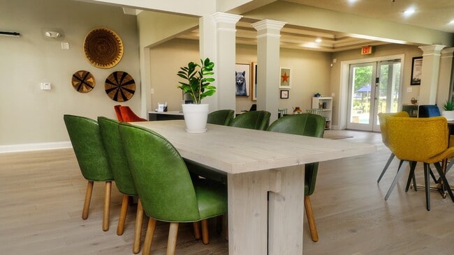 Desde los recorridos hasta la mudanza, nuestro equipo de arrendamiento está aquí para que el proceso sea sencillo y sin estrés. - Amberlake Village