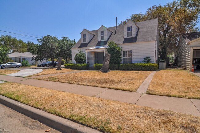 Building Photo - Pre-leasing Summer 2024! Charming 4 Bedroo...