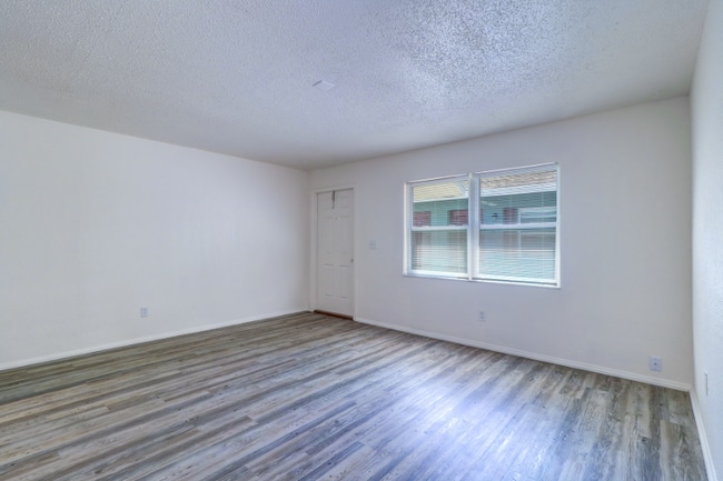 Foto del edificio - 5345 Laurel Pl