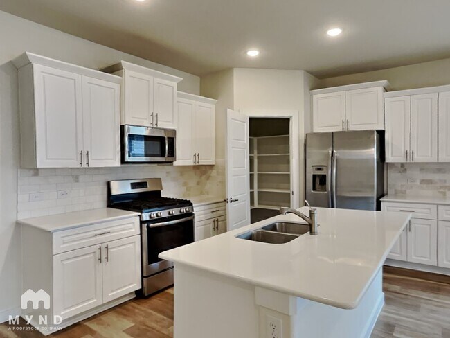 Building Photo - 4725 Tanglewood Dr