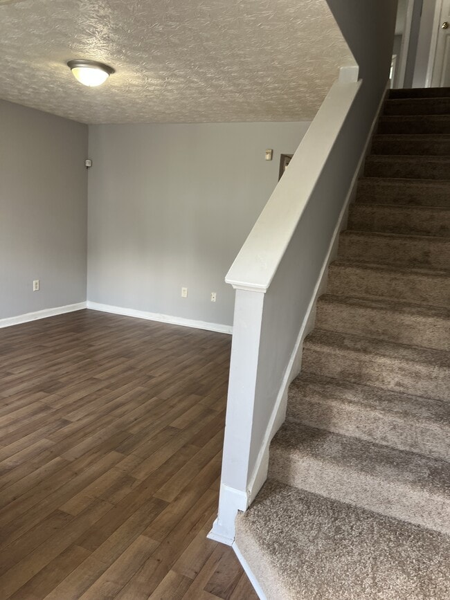 Building Photo - 5914 Dogwood Manor