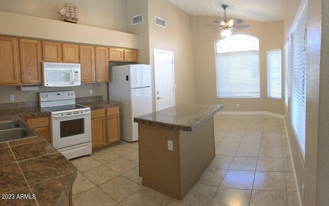 Building Photo - 623 W Greentree Dr