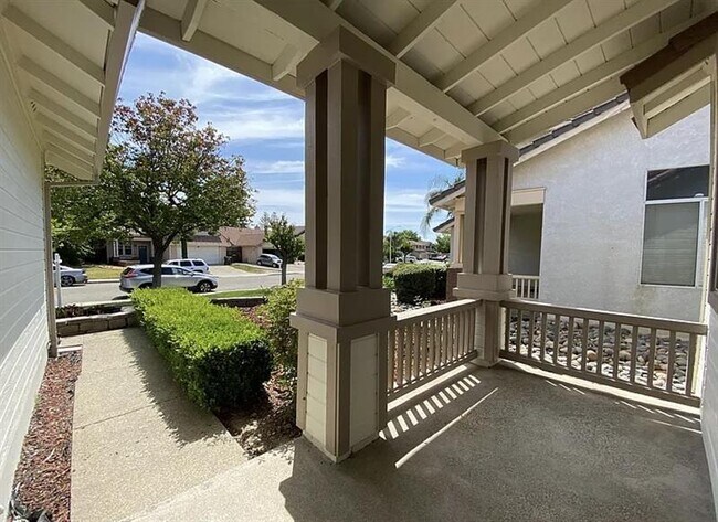 Building Photo - EXQUISITE Whitehoof Home