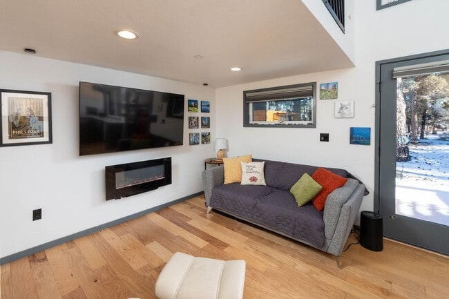 Building Photo - Hiatus Hideaway #3 - Close to Old Mill - Fully Furnished available 9/1/2026
