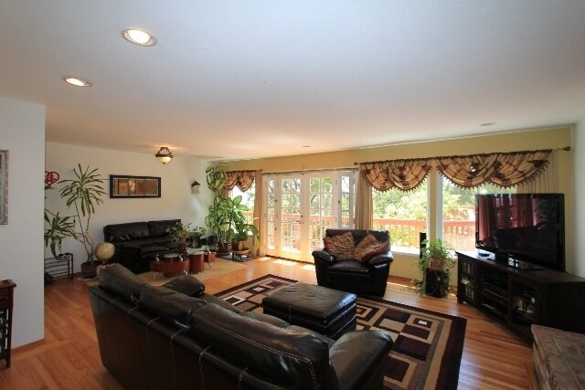 Building Photo - Serene Updated 3+ Bedroom with Pool & Hot Tub