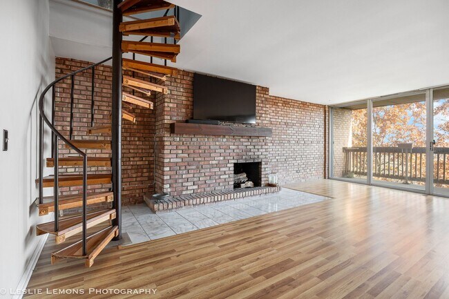 Foto del edificio - 5600 Hillcrest Ln