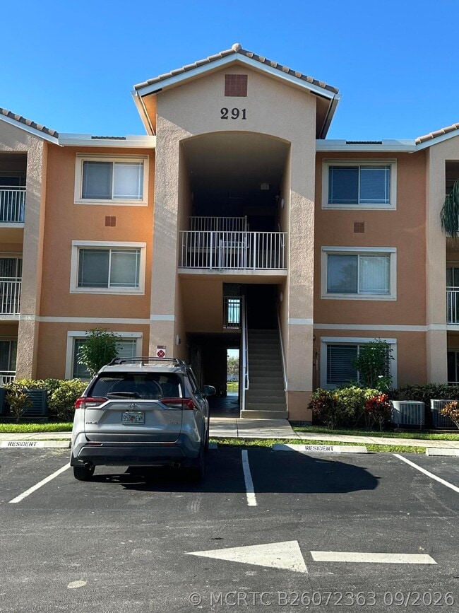 Building Photo - 291 SW Palm Dr