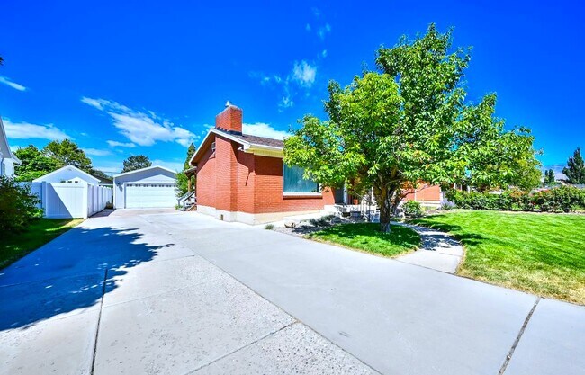 Gran entrada y garaje independiente. - 3096 S Marie Cir