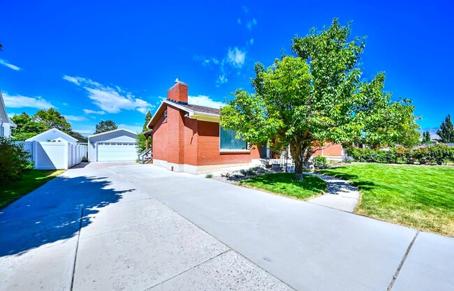 Huge driveway and detached garage - 3096 S Marie Cir