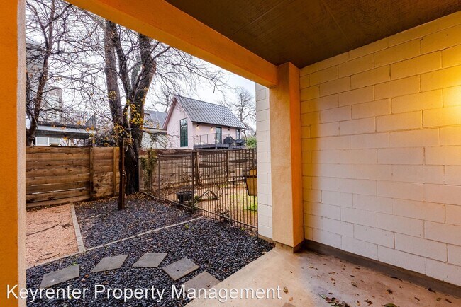 Foto del edificio - 2 br, 2.5 bath House - 2608 E 6th St. Unit 1