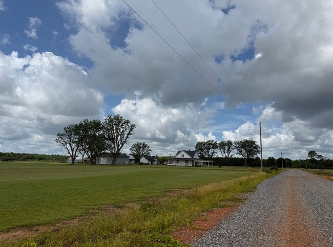 Building Photo - Charming Country Farmhouse in Elberta!