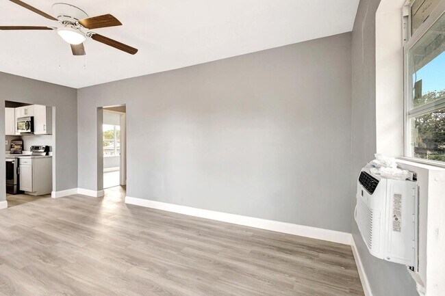 Foto del edificio - 3708 Roseland Dr