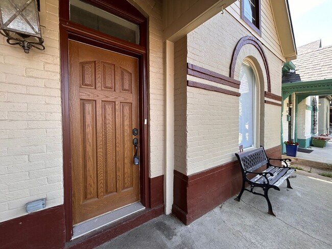 Foto del edificio - $0 DEPOSIT OPTION. CHARMING 3BED/2BATH VIC...