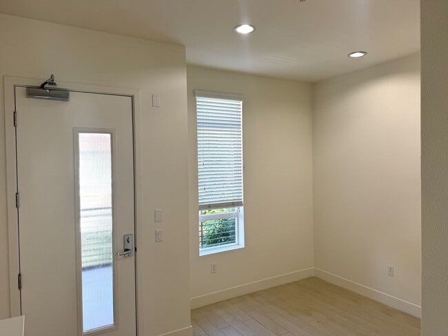 Foto del edificio - Beautiful 2+2, Bonus Room & balcony in PLA...