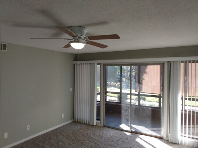 Master Bedroom with screened lanai - 48 Club House Dr