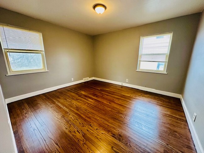 Building Photo - For Lease 3 Bedroom 1 Bath Section 8 Pleas...