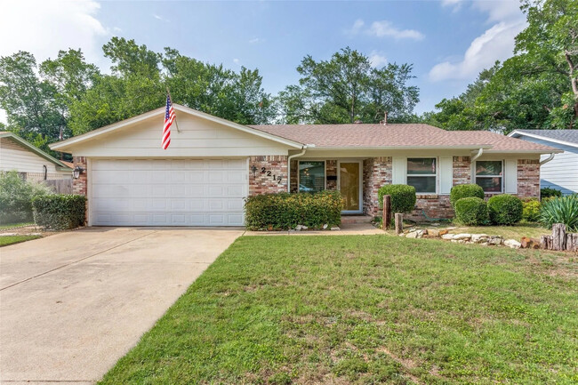 Building Photo - Room in House on Hackberry Dr