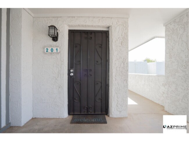 Foto del edificio - Prepare to be Enchanted by This Fully Furnished 1/1 Phoenix Condo - A Hidden Gem Where Style Meets S