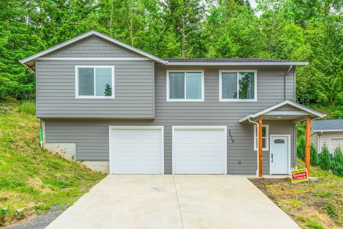 Foto principal - BEAUTIFUL THREE BEDROOM HOME BACKS UP TO G...
