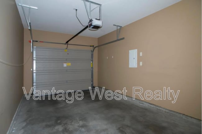 Building Photo - 3350-3350 Woodsdale Rd