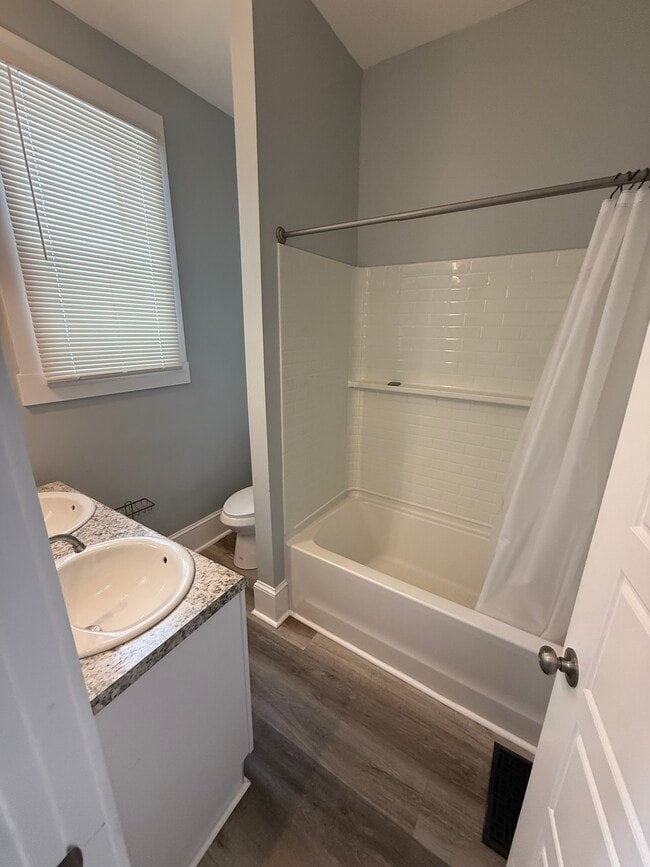 Building Photo - 947 York St