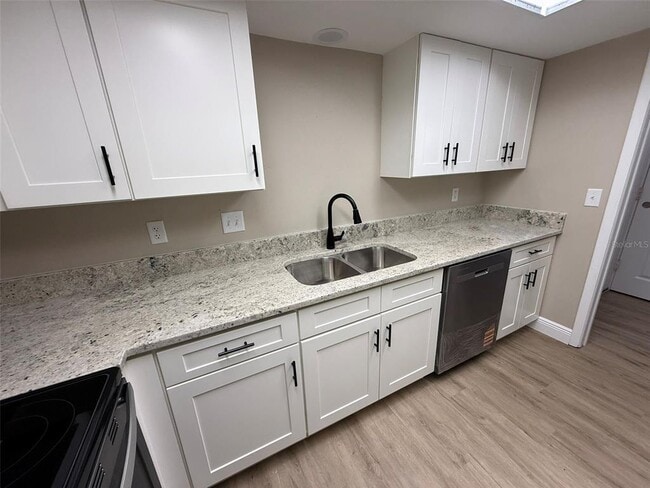 Building Photo - 3111 Riverside Dr